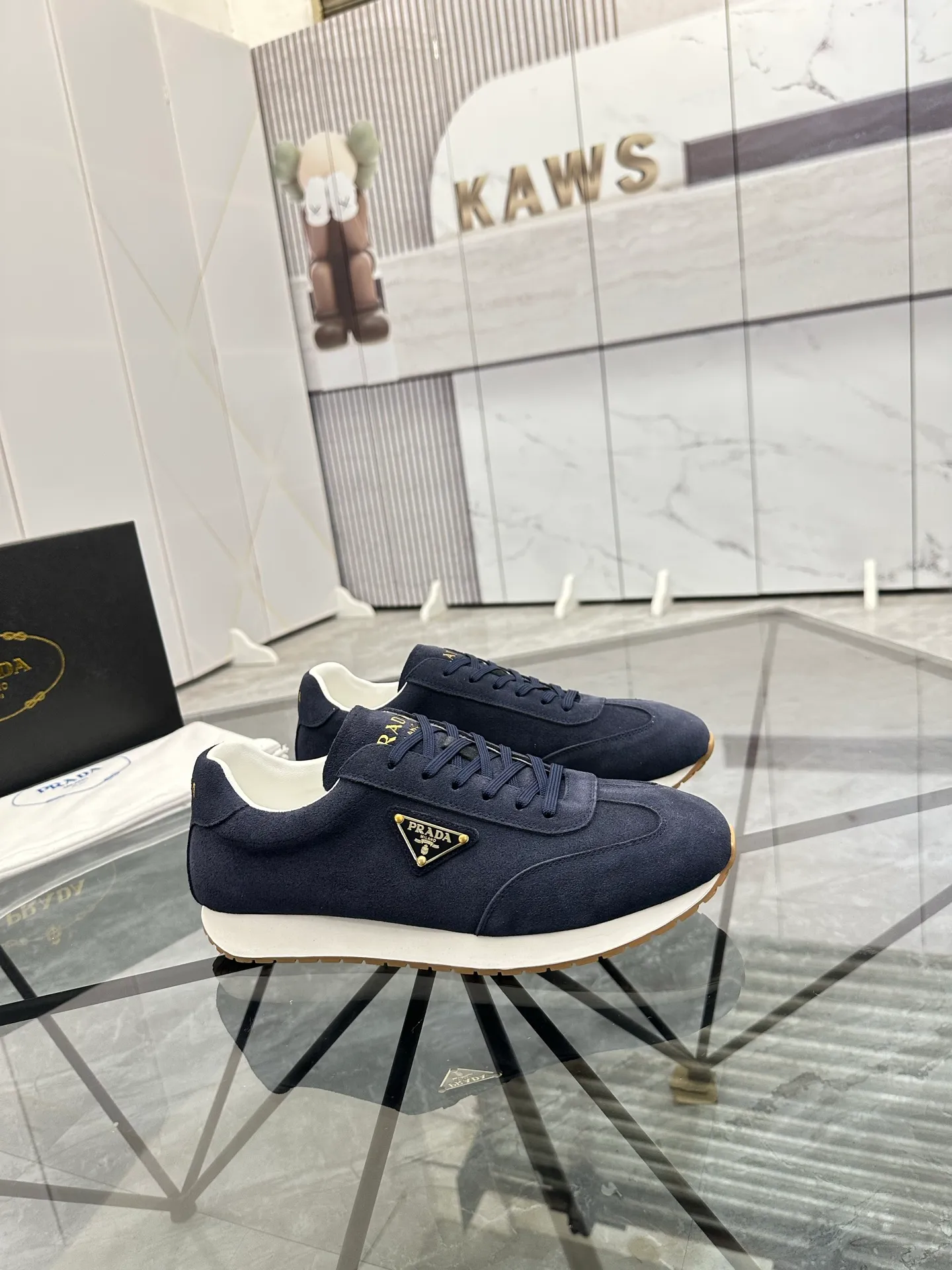 Men's shoes: 💰P420¥ Product trademark: Prada *"Prada*" low-top casual shoes Regular size: 38-44 (can be customized to 45) Product materials: imported nubuck leather upper, sheepskin lining, original outsole. Number: 020
